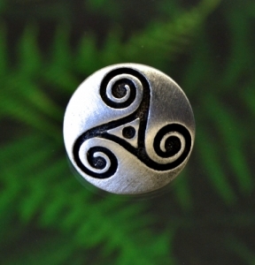 Celtic Triskele Shank Button 7/8 Inch (22 mm) Fine Pewter
