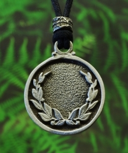 Laurel Pendant - Round 