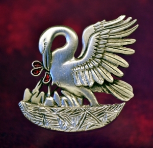 Pelican in her Piety Pewter Brooch Pin 2 Inch (51 mm)